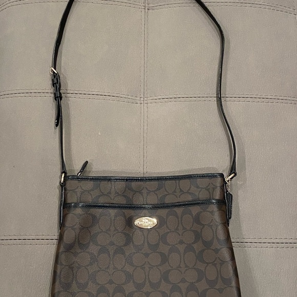 SOLD! Coach Crossbody bag, signature Canvas - Picture 2 of 14